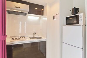 Kühlschrank, Mikrowelle, Herdplatte, Kochgeschirr/Geschirr/Besteck