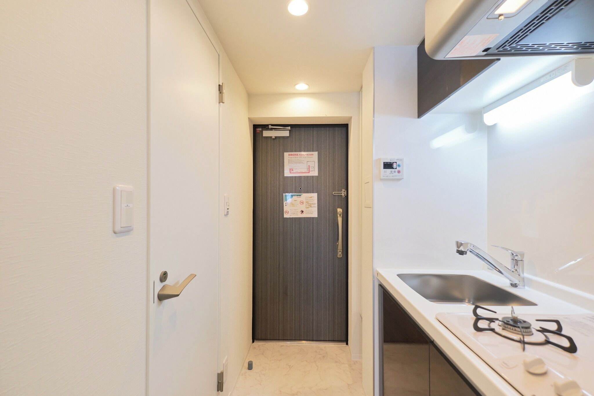 Kylskåp, mikrovågsugn, spishäll och grytor/köksredskap