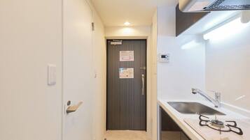 Kylskåp, mikrovågsugn, spishäll och grytor/köksredskap