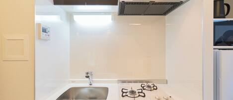 Geladeira, micro-ondas, cooktop, talheres/pratos/utensílios de cozinha