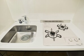 冷蔵庫、電子レンジ、コンロ、調理器具と食器