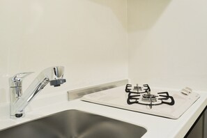 Fridge, microwave, stovetop, cookware/dishes/utensils - B 3minute walk from Setagaya Station  Setagaya  / Setagaya-ku Tokyo (Setagaya-ku)