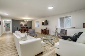 TV - 3 Acres! Spacious Waterfront Home in Amboy (Amboy)