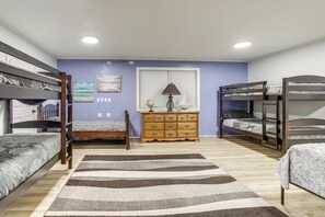 4 bedrooms, desk, iron/ironing board, Internet