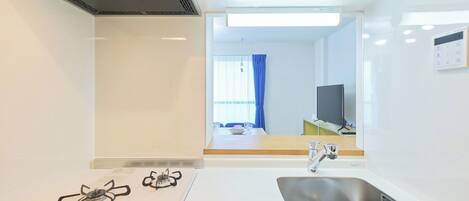 Køleskab, mikrobølgeovn, kogeplade, køkkentøj/tallerkener/redskaber