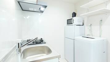 Refrigerador, microondas, parrilla de estufa y utensilios de cocina