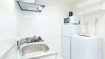 Frigorifero, microonde, piano cottura, pentole/stoviglie/utensili