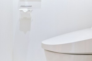 Een haardroger, handdoeken