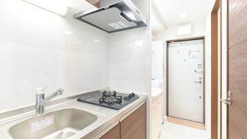 Fridge, microwave, stovetop, cookware/dishes/utensils