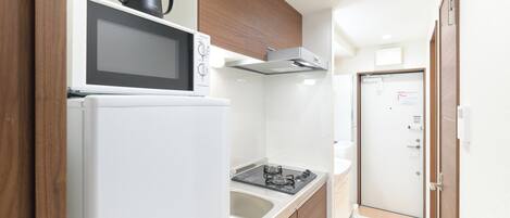 Fridge, microwave, stovetop, cookware/dishes/utensils