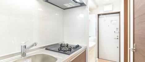 Réfrigérateur, micro-ondes, plaque de cuisson