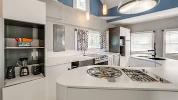 Fridge, microwave, stovetop, dishwasher