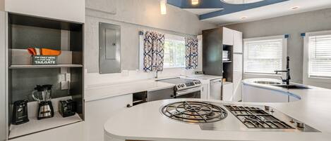 Jääkaappi, mikroaaltouuni, liesi, astianpesukone