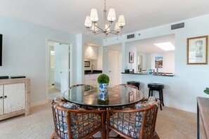 Dining - Beachfront | Pool | Hot Tub | Balcony | Elevator | Beach Chairs | Covered Parking (St. Simons Island)