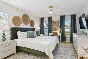 Skrivebord, strykejern/-brett, wi-fi (inkludert) og sengetøy