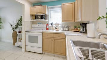 ثلاجة، ميكروويف، موقد طهي مسطح، غسالة أطباق