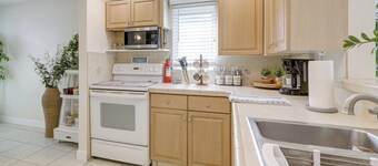 3 Mi to Jensen Beach: Pet-Friendly Getaway w/ Yard