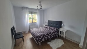 3 slaapkamers, een strijkplank/strijkijzer, wifi, beddengoed