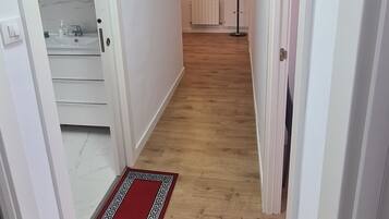 Een douche, een haardroger, handdoeken, toiletpapier