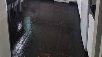 Een magnetron, een oven, een kookplaat, een vaatwasser