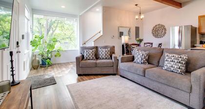 1 Mi to Dtwn Coos Bay: Sleek Apt w/ Deck & Views!