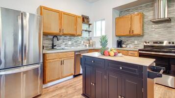 Réfrigérateur, plaque de cuisson, lave-vaisselle, cafetiÚre/bouilloire