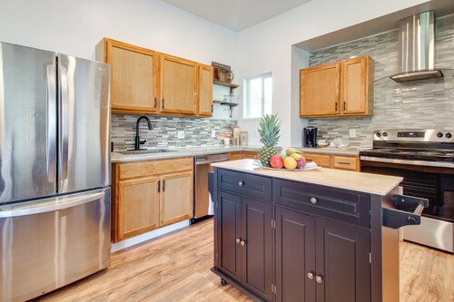 1 Mi to Dtwn Coos Bay: Sleek Apt w/ Deck & Views!