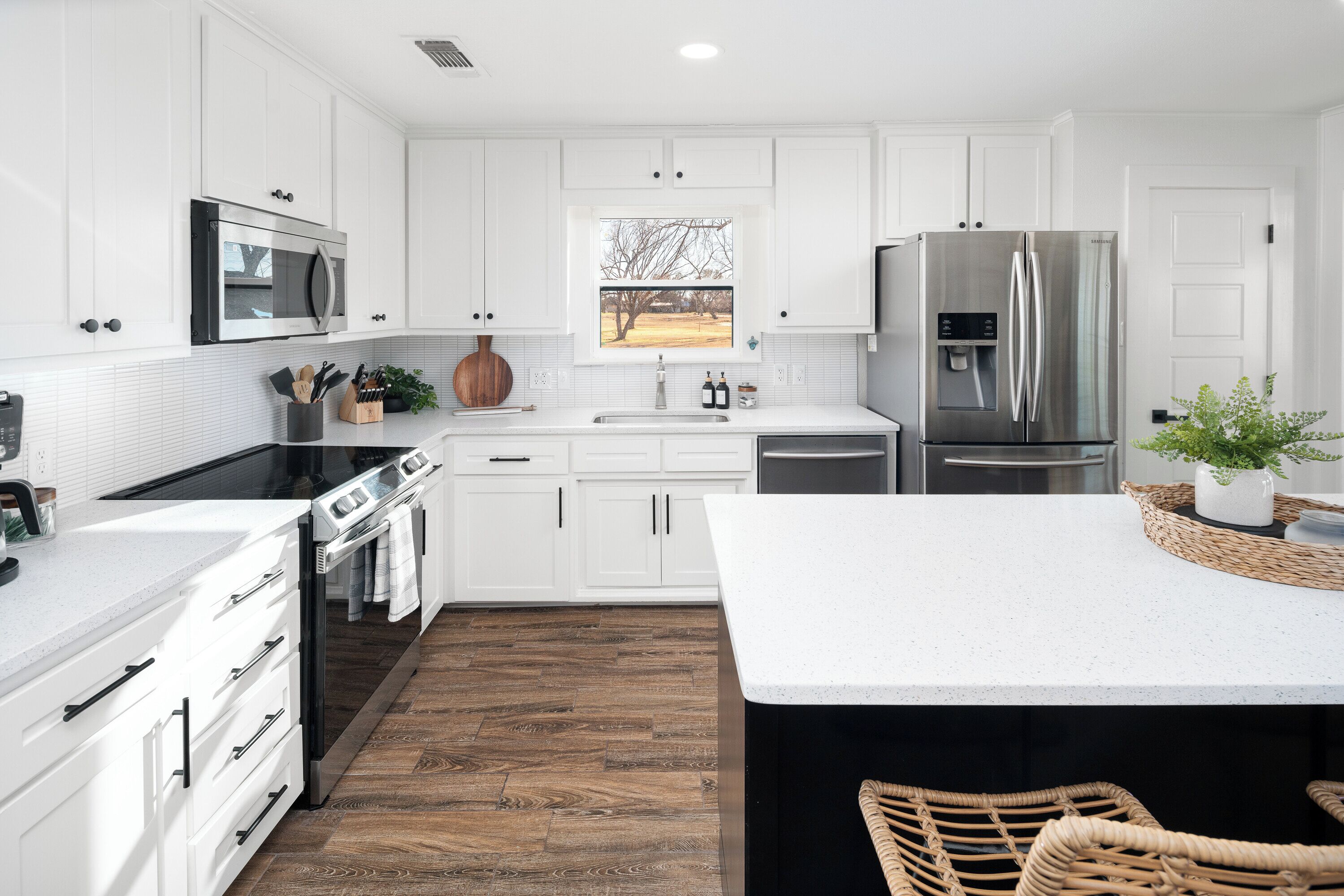 ثلاجة، ميكروويف، موقد طهي مسطح، غسالة أطباق