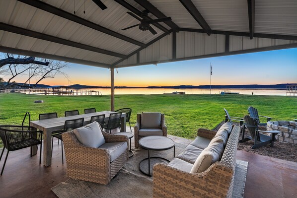 Outdoor dining - Lakefront Gem w/ Hot Tub & Game Room in Graford (Graford)