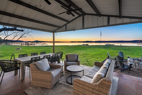 Lakefront Gem w/ Hot Tub & Game Room in Graford