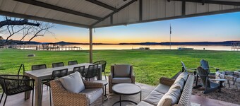 Lakefront Gem w/ Hot Tub & Game Room in Graford