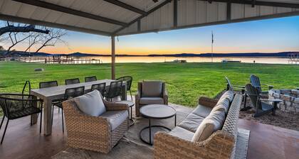 Lakefront Gem w/ Hot Tub & Game Room in Graford