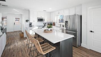 Fridge, microwave, stovetop, dishwasher