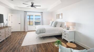 4 bedrooms, desk, internet, bed sheets