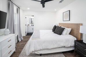 4 bedrooms, desk, Internet, bed sheets