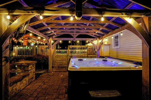 Detached Sauna, Movie Room! Relaxation in Muskegon