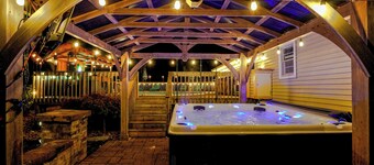 Detached Sauna, Movie Room! Relaxation in Muskegon