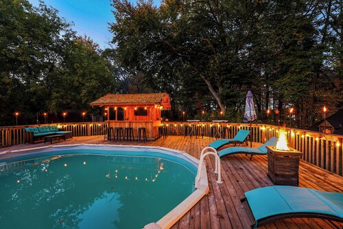 Detached Sauna, Movie Room! Relaxation in Muskegon