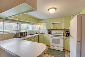 Fridge, microwave, stovetop, dishwasher