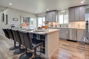 Fridge, microwave, stovetop, dishwasher