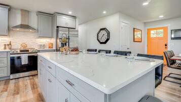 Fridge, microwave, stovetop, dishwasher