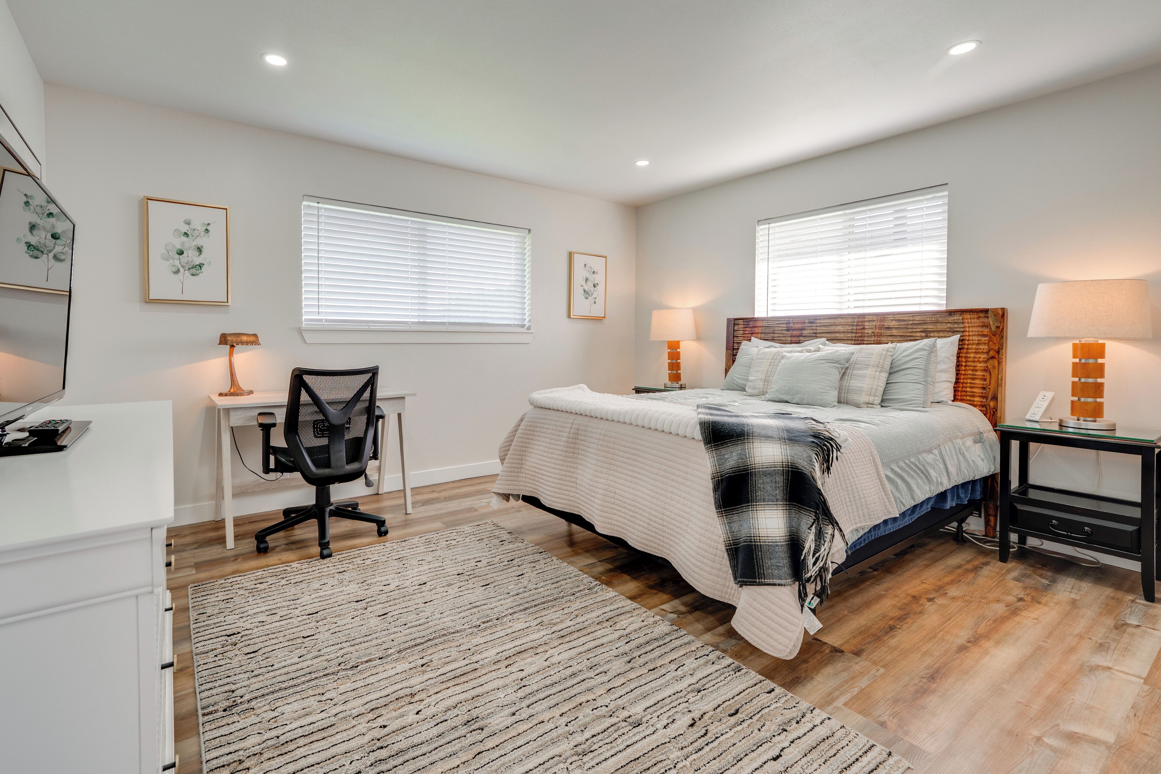 3 bedrooms, desk, iron/ironing board, internet