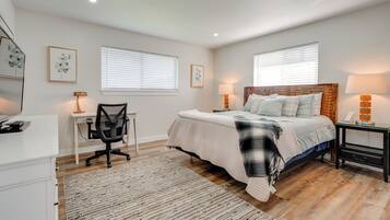 3 bedrooms, desk, iron/ironing board, internet