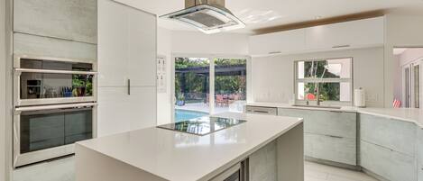 ثلاجة، ميكروويف، موقد طهي مسطح، غسالة أطباق