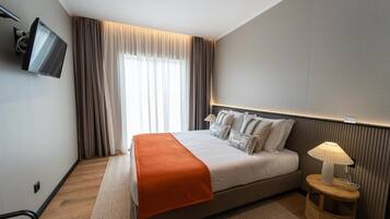 1 bedroom, desk, internet, bed sheets