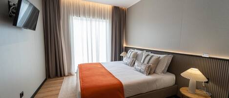 1 bedroom, desk, Internet, bed sheets