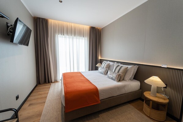 1 sovrum, skrivbord, internet och sängkläder