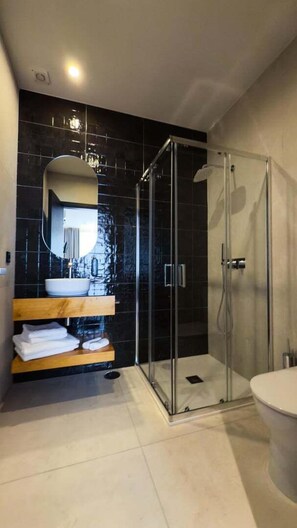 Dusch, hårtork och handdukar