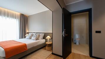 1 bedroom, desk, Internet, bed sheets