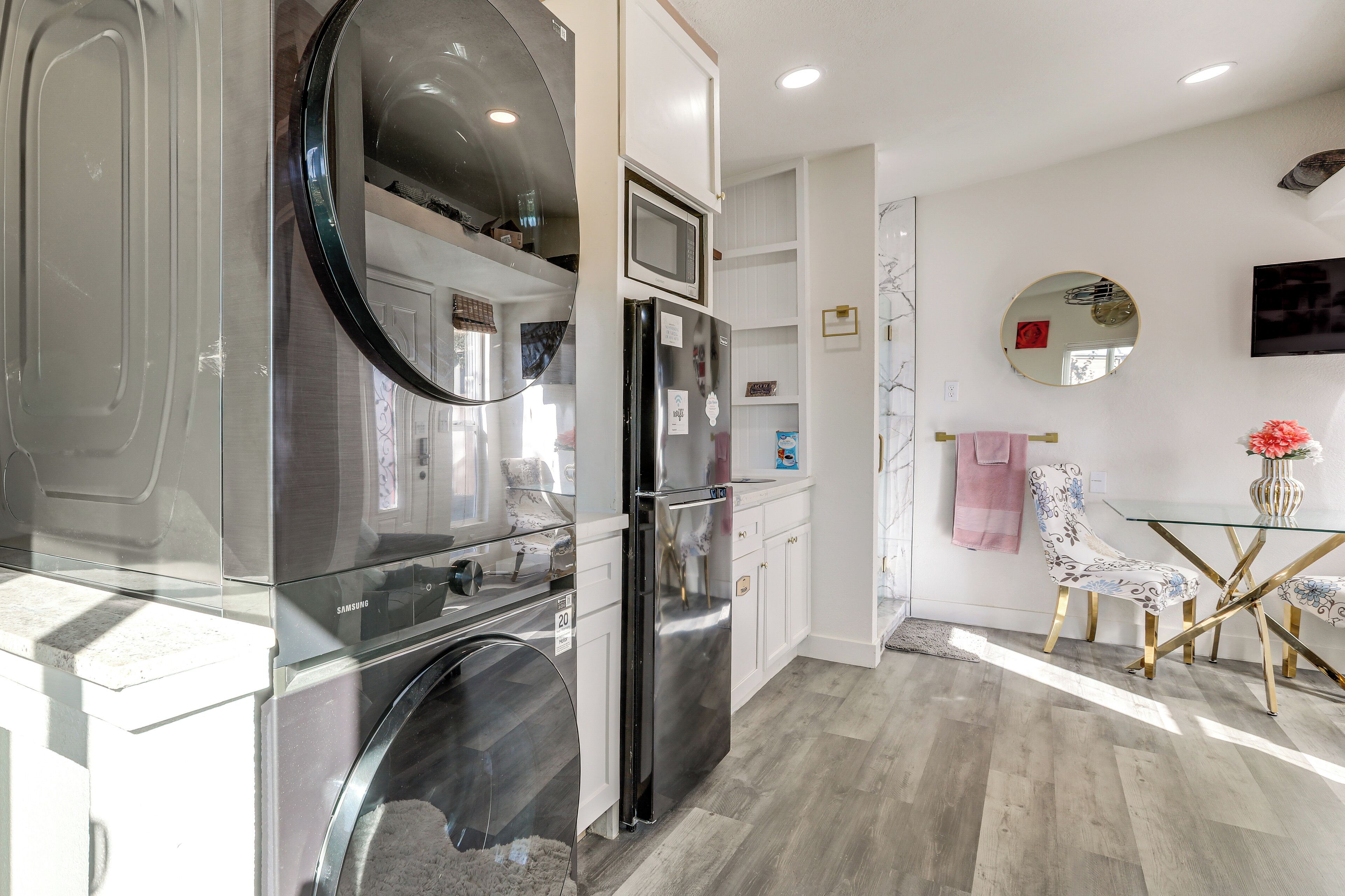 Geladeira, micro-ondas, cafeteira/chaleira, torradeira